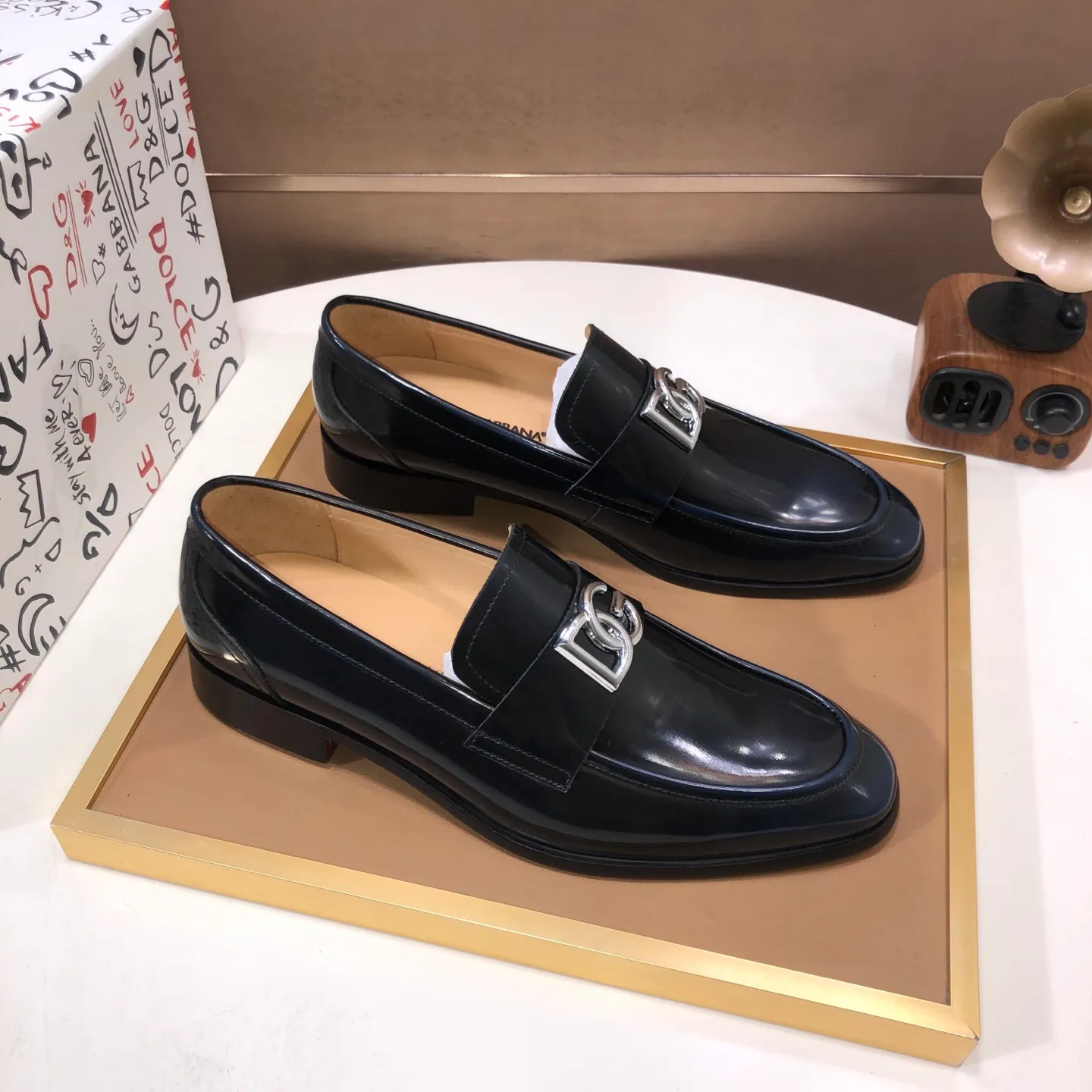 Ex-factory price 500💰DG top quality🔍🔍men's new leather shoes🚹Sold simultaneously at counters⚠Shoe uppers are imported cowhide from Italy, fully imported cowhide lining, imported accessories💪💪, completely 1⃣️ to 1⃣️replica🇮🇹 💪💪, ⚠Sole: The original sole is specially provided by the original factory, the exclusive movable molded sole is super comfortable, ⚠The original factory follows the order, 🔍🔍high quality, you can enter and exit the counter at will, welcome to compare ⚠Number of sizes: 38-44 (45 customized)
